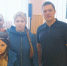 Сергей Карякин вручил канцелярские наборы школьникам из Сысерти - Единая Россия