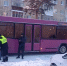 Пешеход попал под колеса автобуса, пытаясь помочь застрявшему автомобилю - Четвертый канал